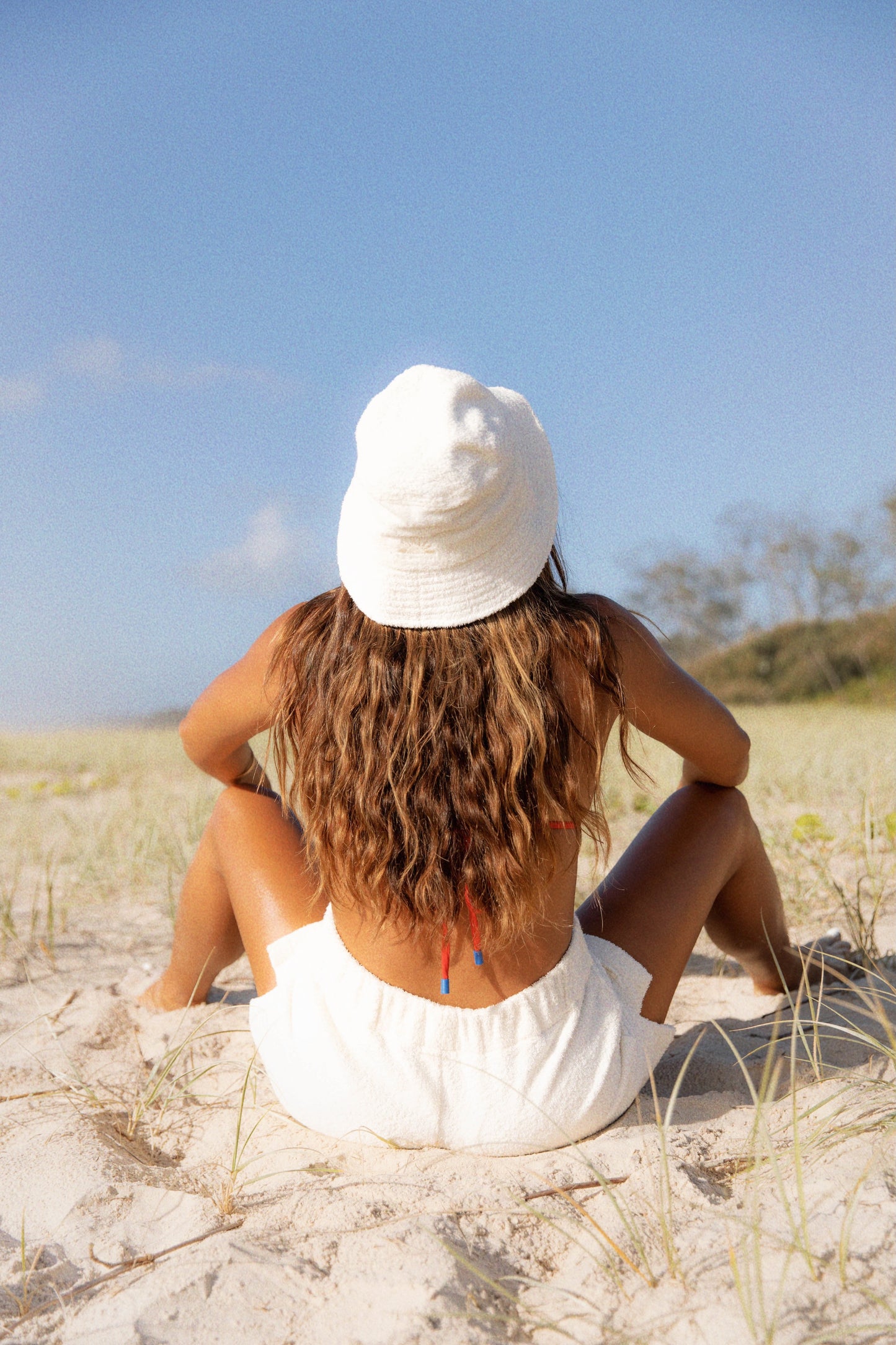 BASK SHORTS || White